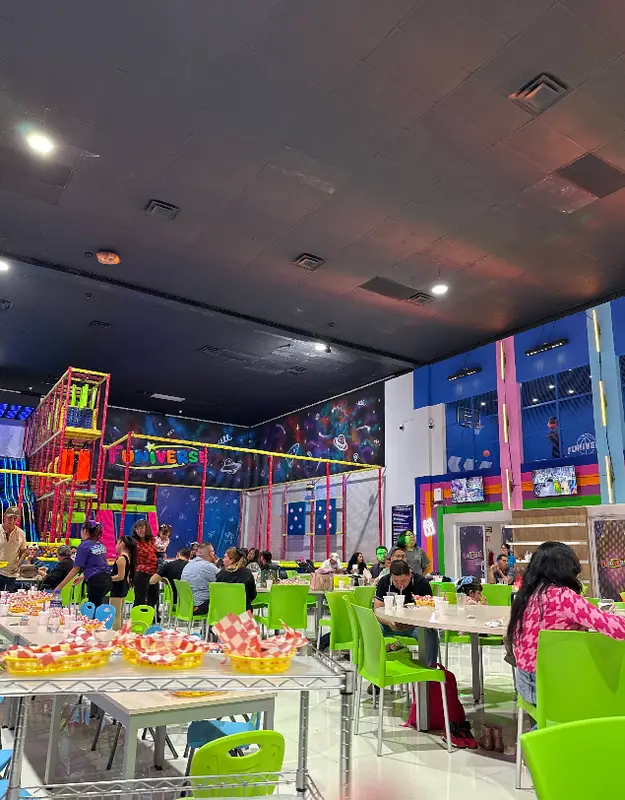 Área de mesas para tu evento